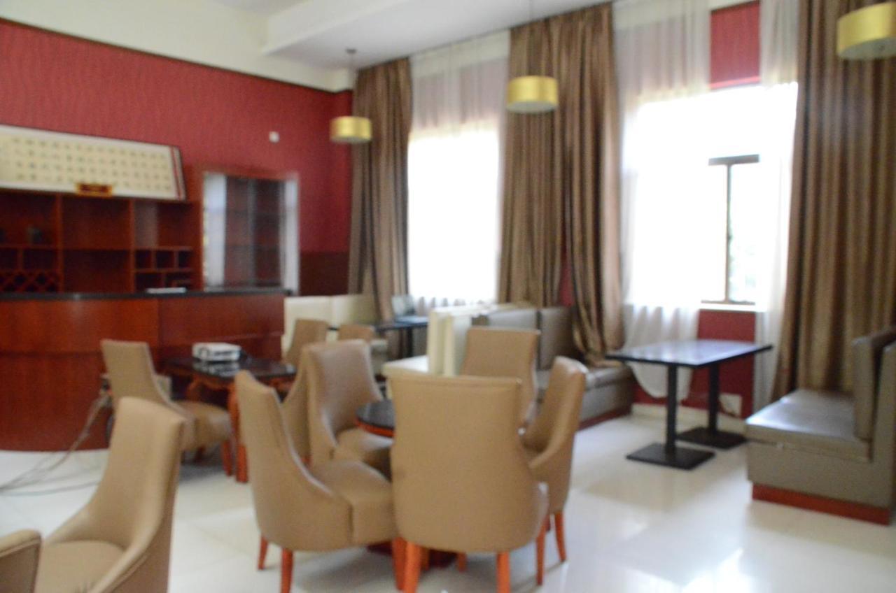 Soluxe Club International Hotel Найроби Экстерьер фото